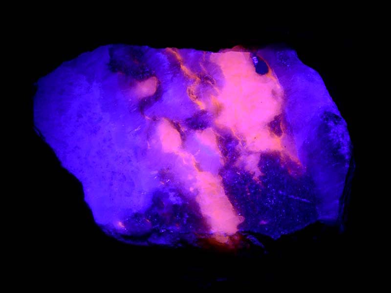 Long wavelength UV - pink tugtupite