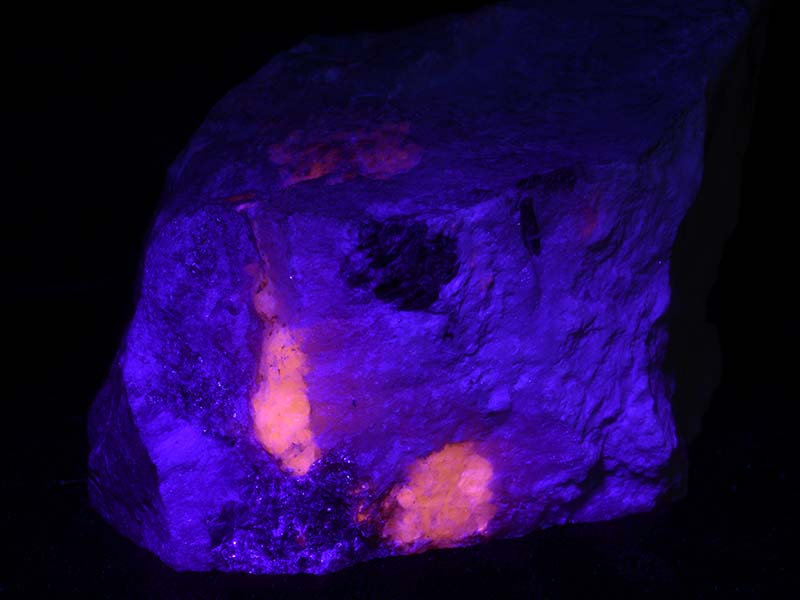 Long wavelength UV - pink tugtupite